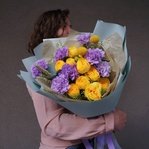 Палящее солнце: пионовидная роза, фактурные гвоздики и яркие текстурные соцветия краспедии в Санкт-Петербурге - Фотография 1