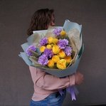 Палящее солнце: пионовидная роза, фактурные гвоздики и яркие текстурные соцветия краспедии в Санкт-Петербурге - Фотография 6