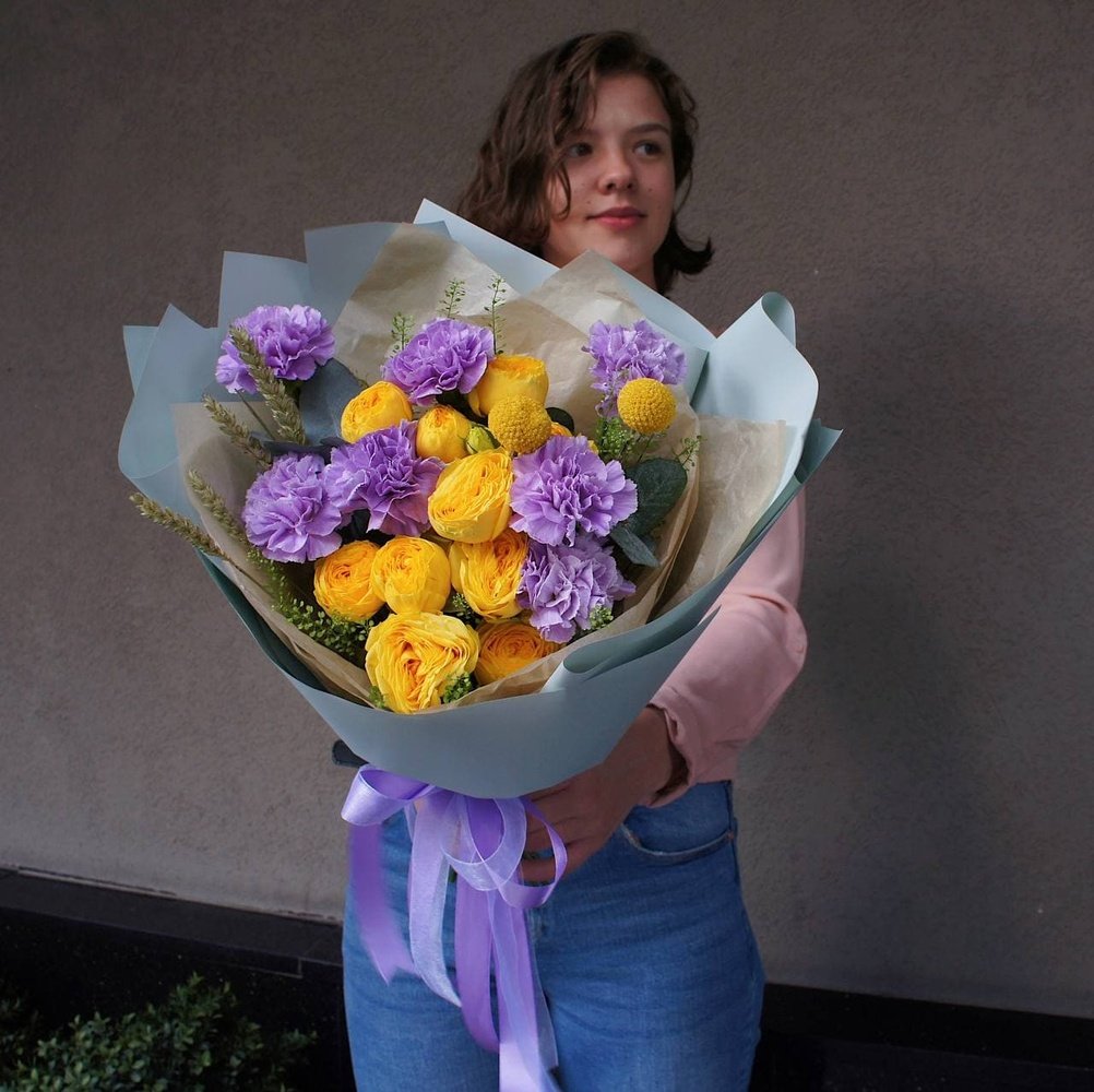 Палящее солнце: пионовидная роза, фактурные гвоздики и яркие текстурные соцветия краспедии