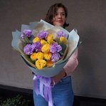 Палящее солнце: пионовидная роза, фактурные гвоздики и яркие текстурные соцветия краспедии в Санкт-Петербурге - Фотография 2