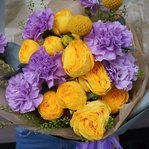 Палящее солнце: пионовидная роза, фактурные гвоздики и яркие текстурные соцветия краспедии в Санкт-Петербурге - Фотография 3