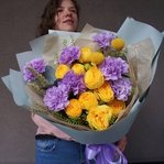 Палящее солнце: пионовидная роза, фактурные гвоздики и яркие текстурные соцветия краспедии в Санкт-Петербурге - Фотография 4