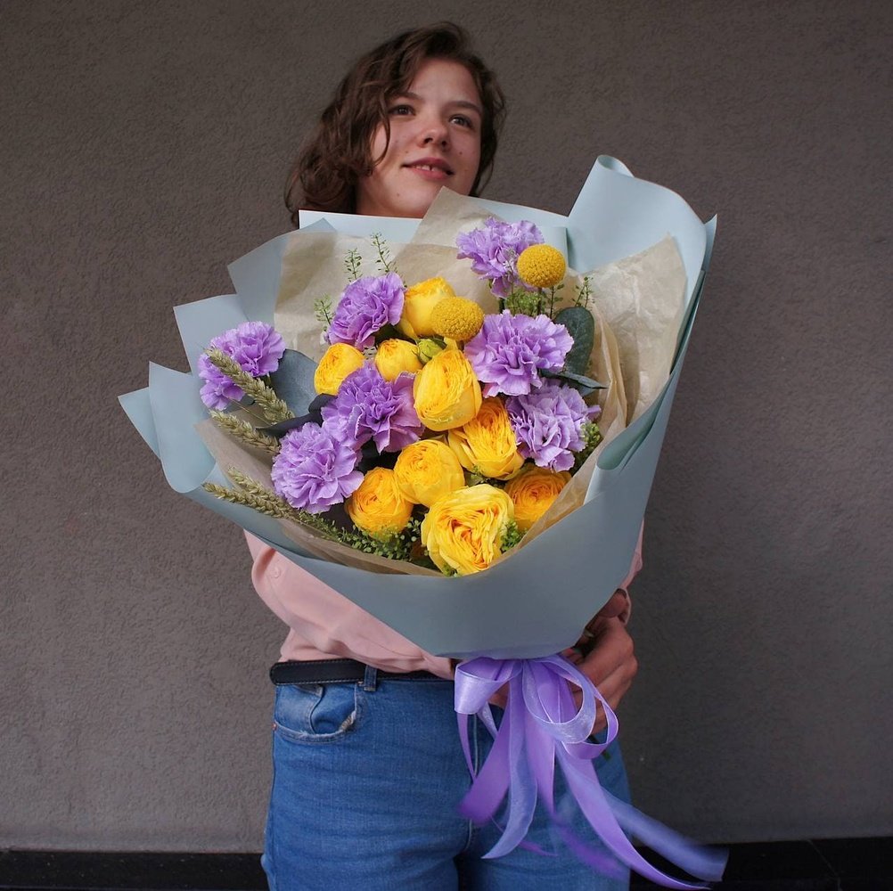 Палящее солнце: пионовидная роза, фактурные гвоздики и яркие текстурные соцветия краспедии