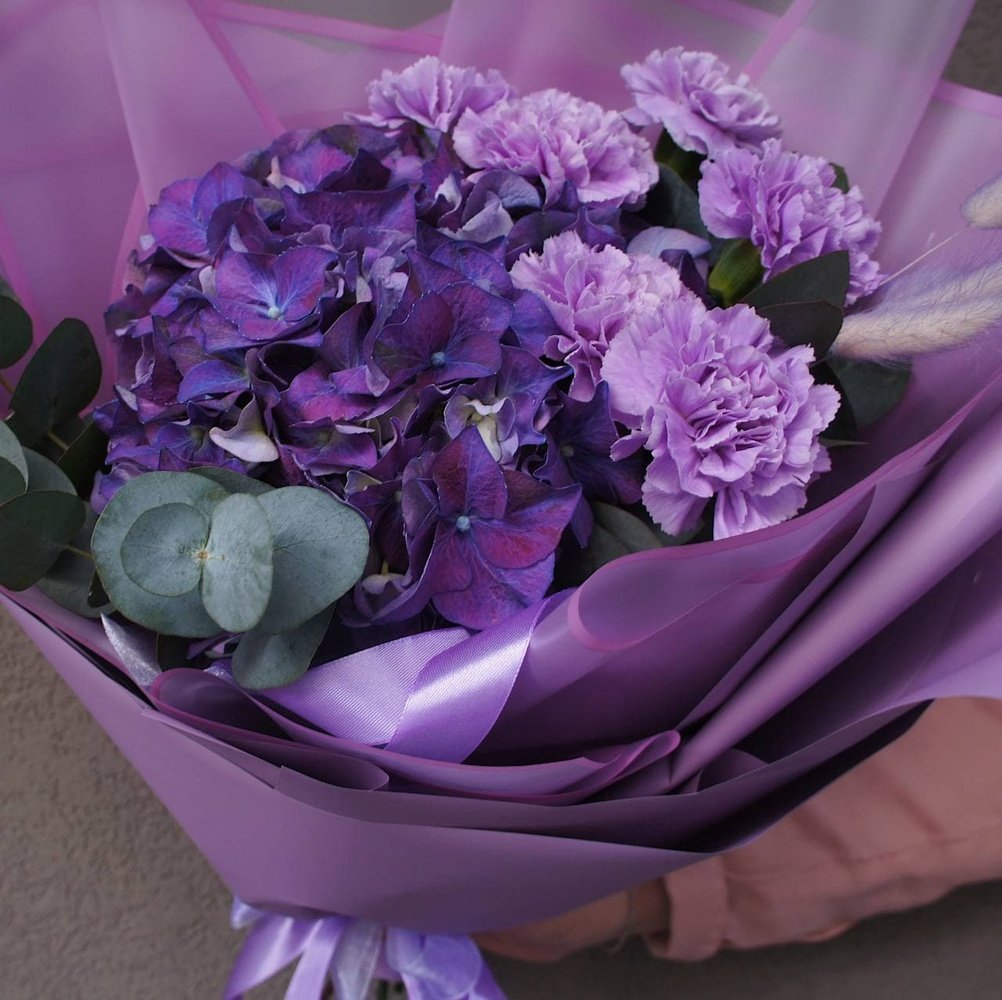 Неоновая ночь: гортензия, лунная гвоздика и ароматный эвкалипт 