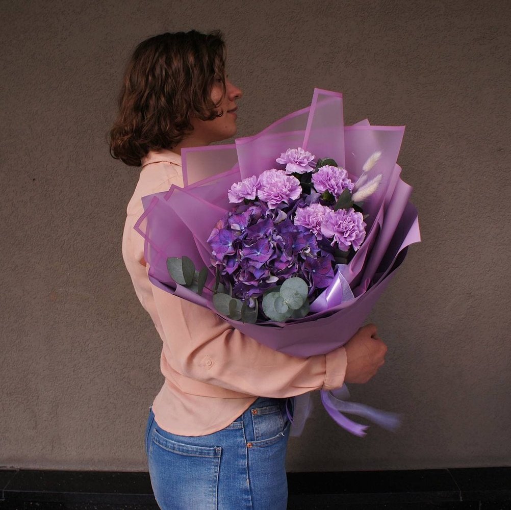 Неоновая ночь: гортензия, лунная гвоздика и ароматный эвкалипт 