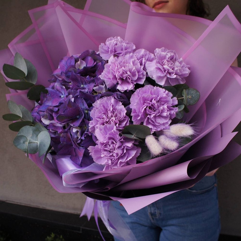 Неоновая ночь: гортензия, лунная гвоздика и ароматный эвкалипт 