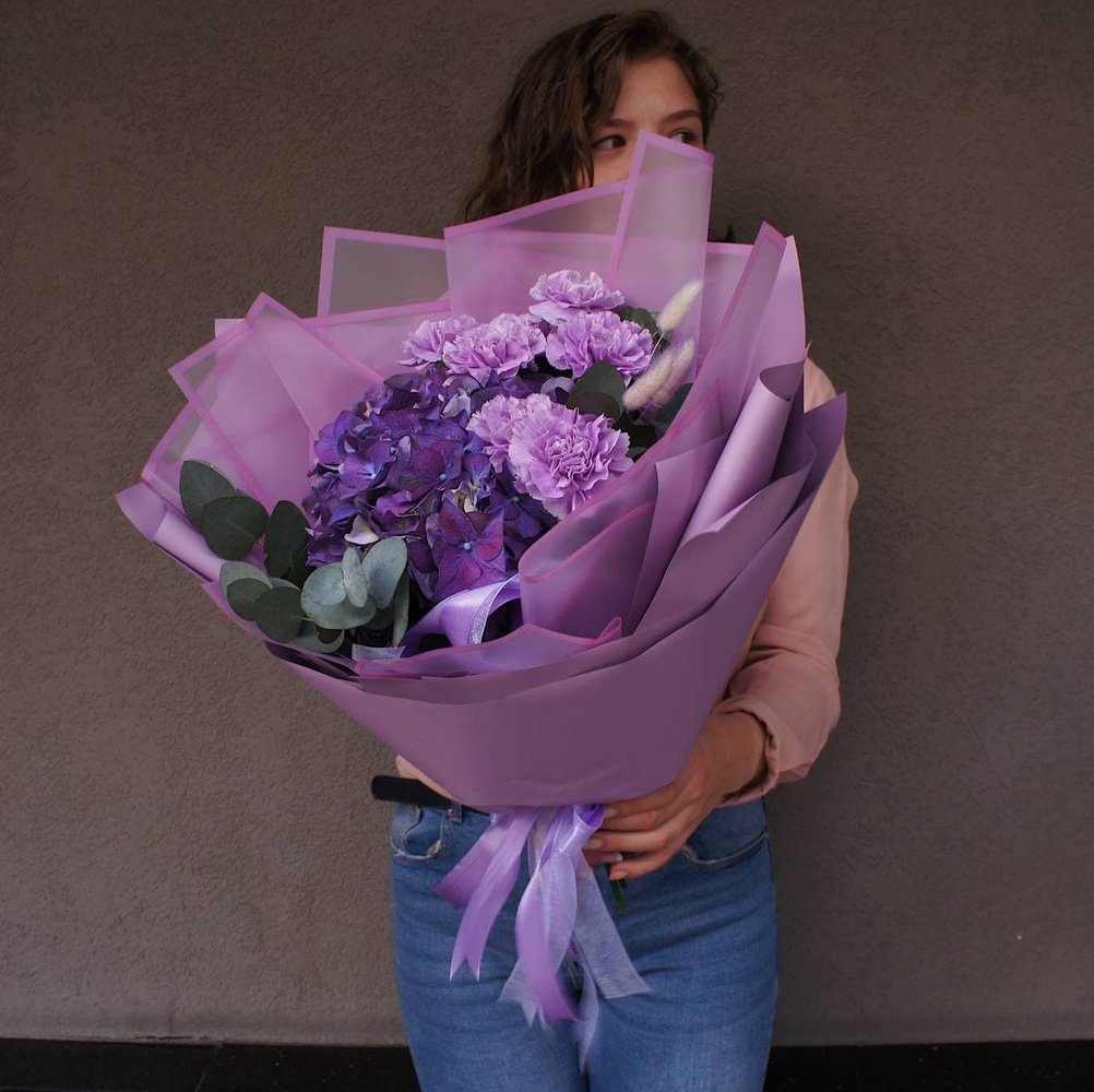 Неоновая ночь: гортензия, лунная гвоздика и ароматный эвкалипт 