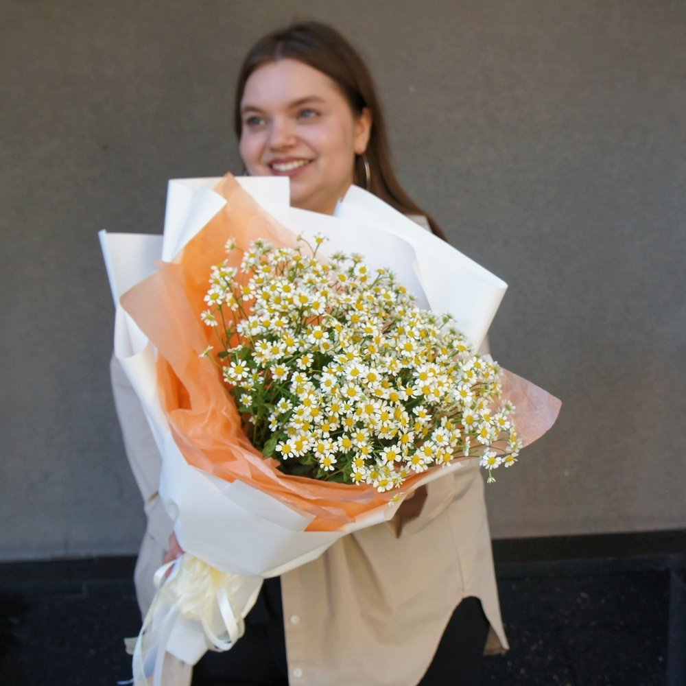 Недорогой букет ромашек: сотни соцветий в одном букете!