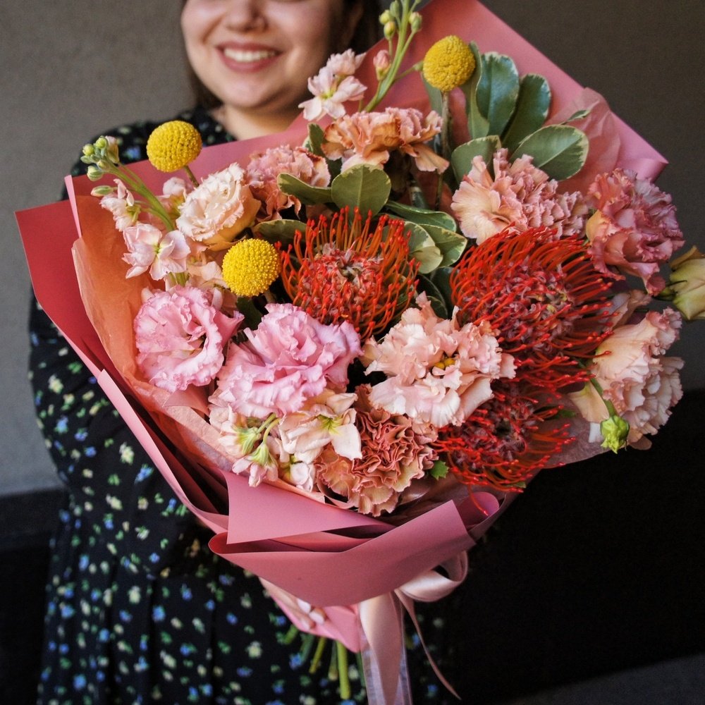 Нутанталиолли: букет тропических цветов по цене 6890 ₽ - купить в RoseMarkt  с доставкой по Санкт-Петербургу