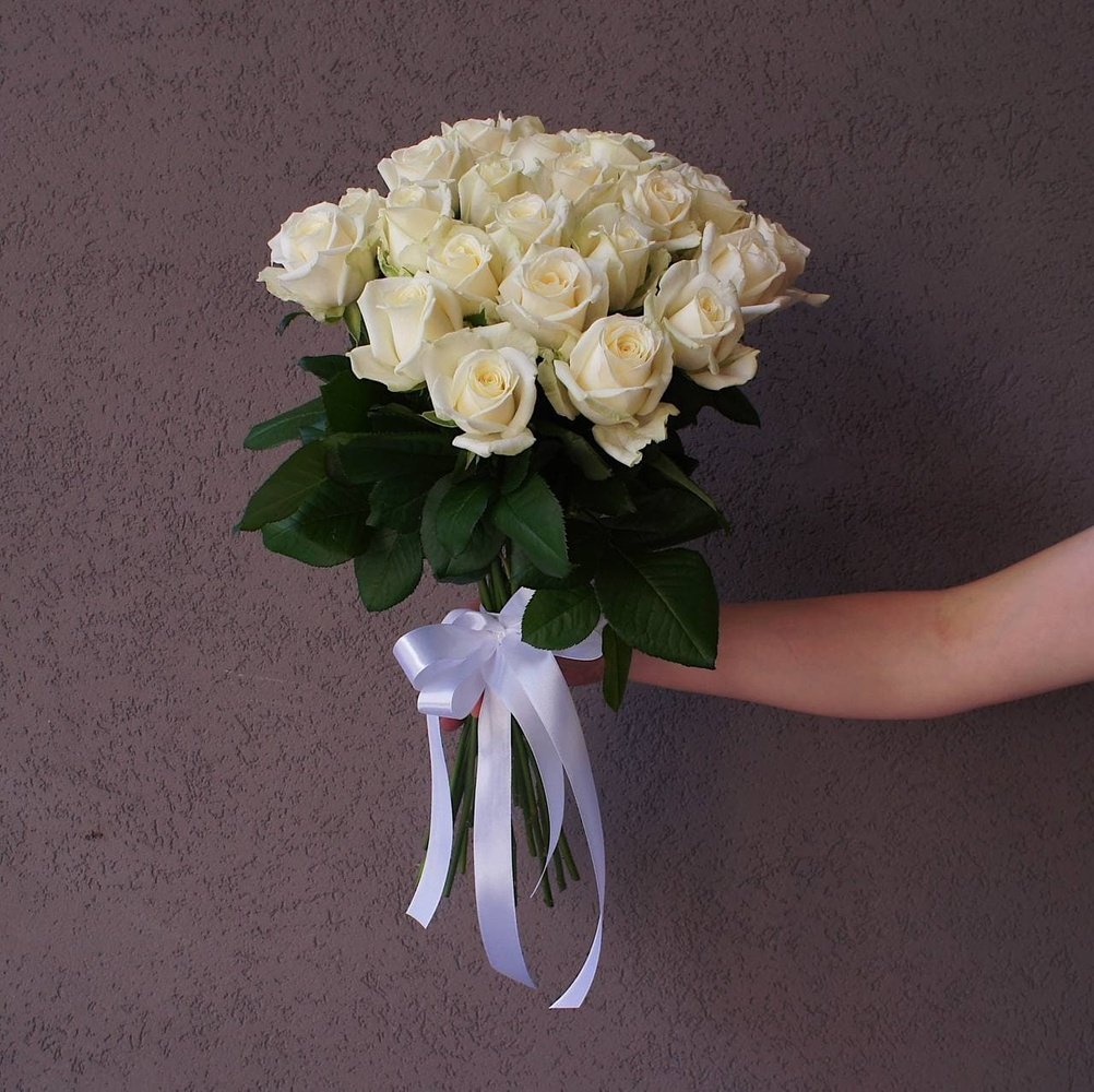 Розы белые недорого: 25 цветков, высота 50 см + аквабокс и коробка-переноска
