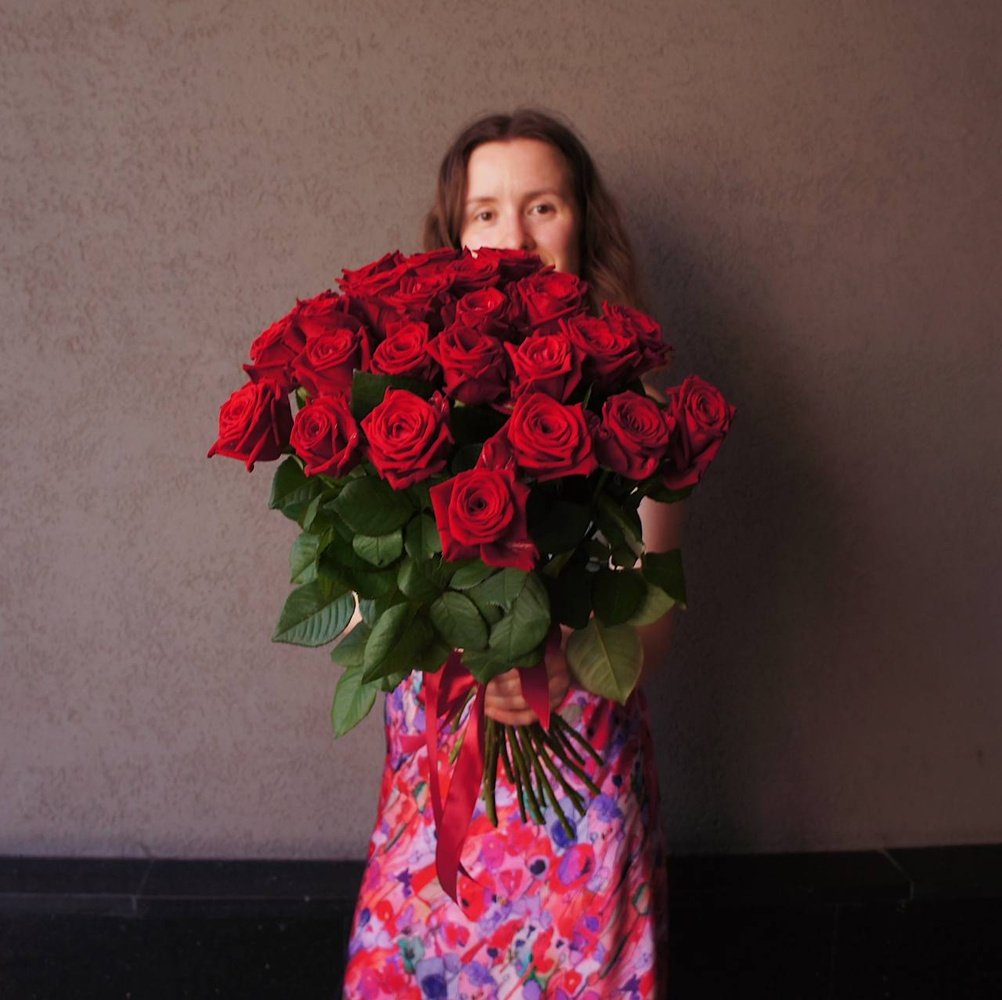 Красные розы недорого: 25 цветков, высота 50 см