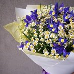Ирисы и ромашки недорого: летний полевой букет. Доставка в Санкт-Петербурге круглосуточно - Фотография 8
