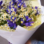 Ирисы и ромашки недорого: летний полевой букет. Доставка в Санкт-Петербурге круглосуточно - Фотография 7