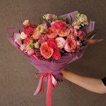 Ягодный сорбет: пионовидные розы, малиновая гвоздика и кружевная эустома в Санкт-Петербурге - Фотография 12