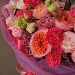 Ягодный сорбет: пионовидные розы, малиновая гвоздика и кружевная эустома в Санкт-Петербурге - Фотография 6