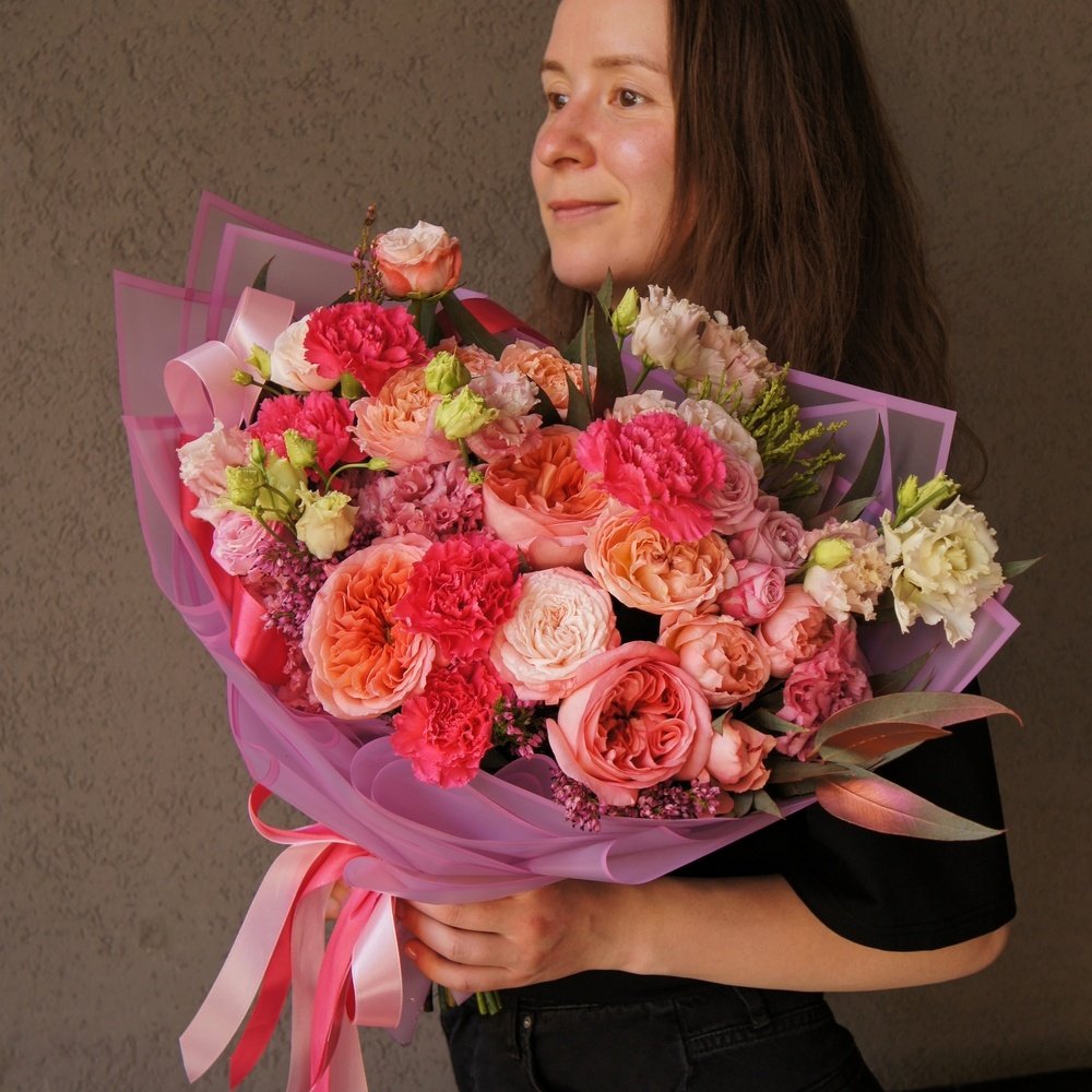 Ягодный сорбет: пионовидные розы, малиновая гвоздика и кружевная эустома в Санкт-Петербурге