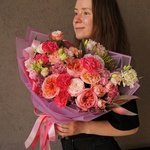 Ягодный сорбет: пионовидные розы, малиновая гвоздика и кружевная эустома в Санкт-Петербурге - Фотография 1