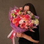 Ягодный сорбет: пионовидные розы, малиновая гвоздика и кружевная эустома в Санкт-Петербурге - Фотография 5