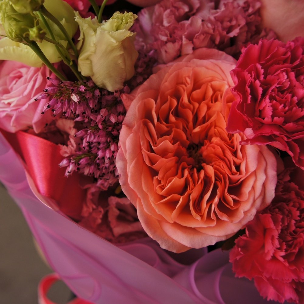 Ягодный сорбет: пионовидные розы с аквабоксом и коробкой-переноской