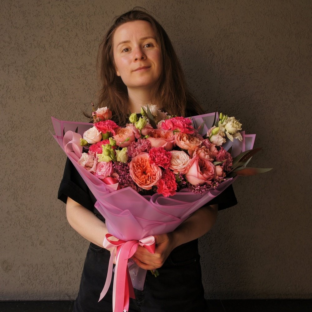 Ягодный сорбет: пионовидные розы с аквабоксом и коробкой-переноской