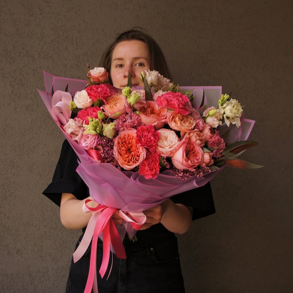 Ягодный сорбет: пионовидные розы с аквабоксом и коробкой-переноской