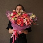 Ягодный сорбет: пионовидные розы, малиновая гвоздика и кружевная эустома в Санкт-Петербурге - Фотография 10