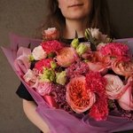 Ягодный сорбет: пионовидные розы, малиновая гвоздика и кружевная эустома в Санкт-Петербурге - Фотография 11