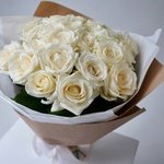 Букет белых роз: 25 цветков с оформлением с доставкой по Санкт-Петербургу и Лен обл - Фотография 3