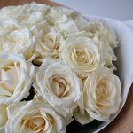 Букет белых роз: 25 цветков с оформлением с доставкой по Санкт-Петербургу и Лен обл - Фотография 11