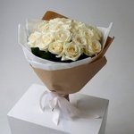 Букет белых роз: 25 цветков с оформлением с доставкой по Санкт-Петербургу и Лен обл - Фотография 6