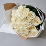 Букет белых роз: 25 цветков с оформлением с доставкой по Санкт-Петербургу и Лен обл - Фотография 7