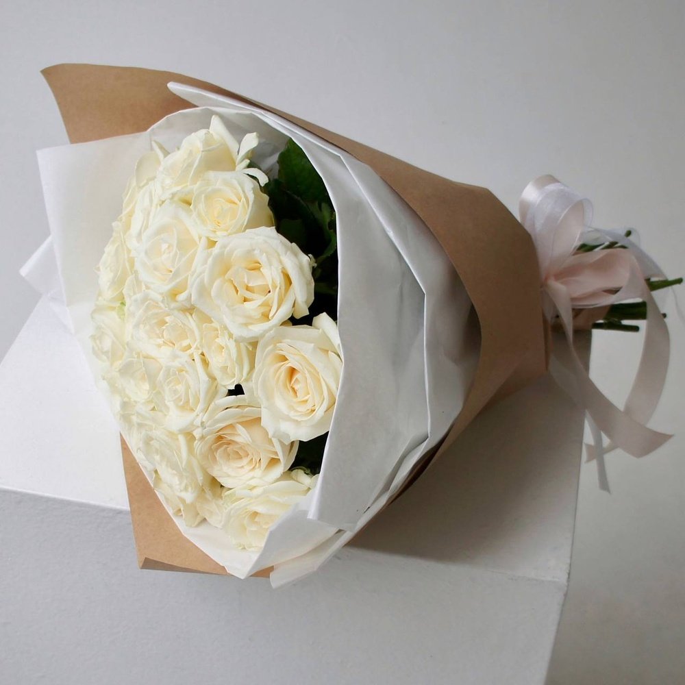 Букет белых роз: 25 цветков с оформлением + аквабокс и коробка-переноска
