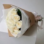 Букет белых роз: 25 цветков с оформлением с доставкой по Санкт-Петербургу и Лен обл - Фотография 8