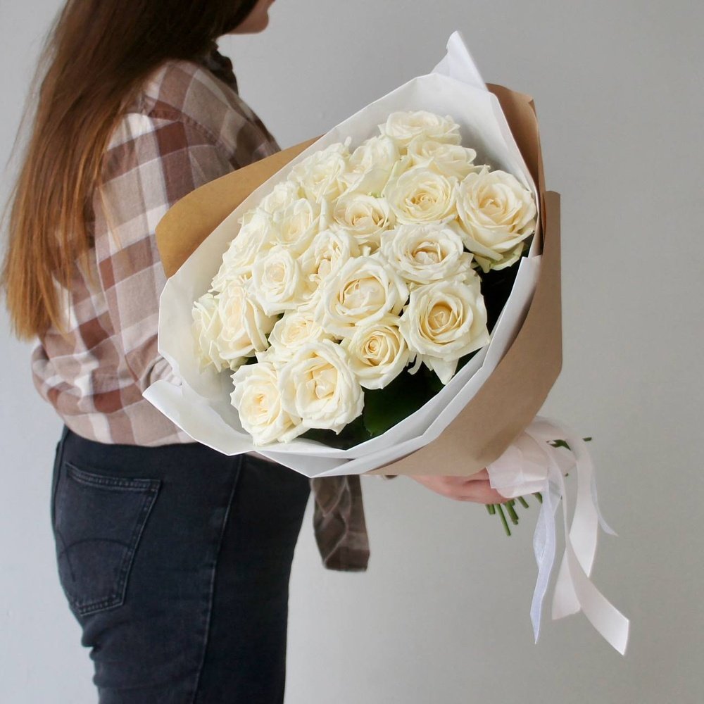 Букет белых роз: 25 цветков с оформлением по цене 4750 ₽ - купить вRoseMarkt с доставкой по Санкт-Петербургу