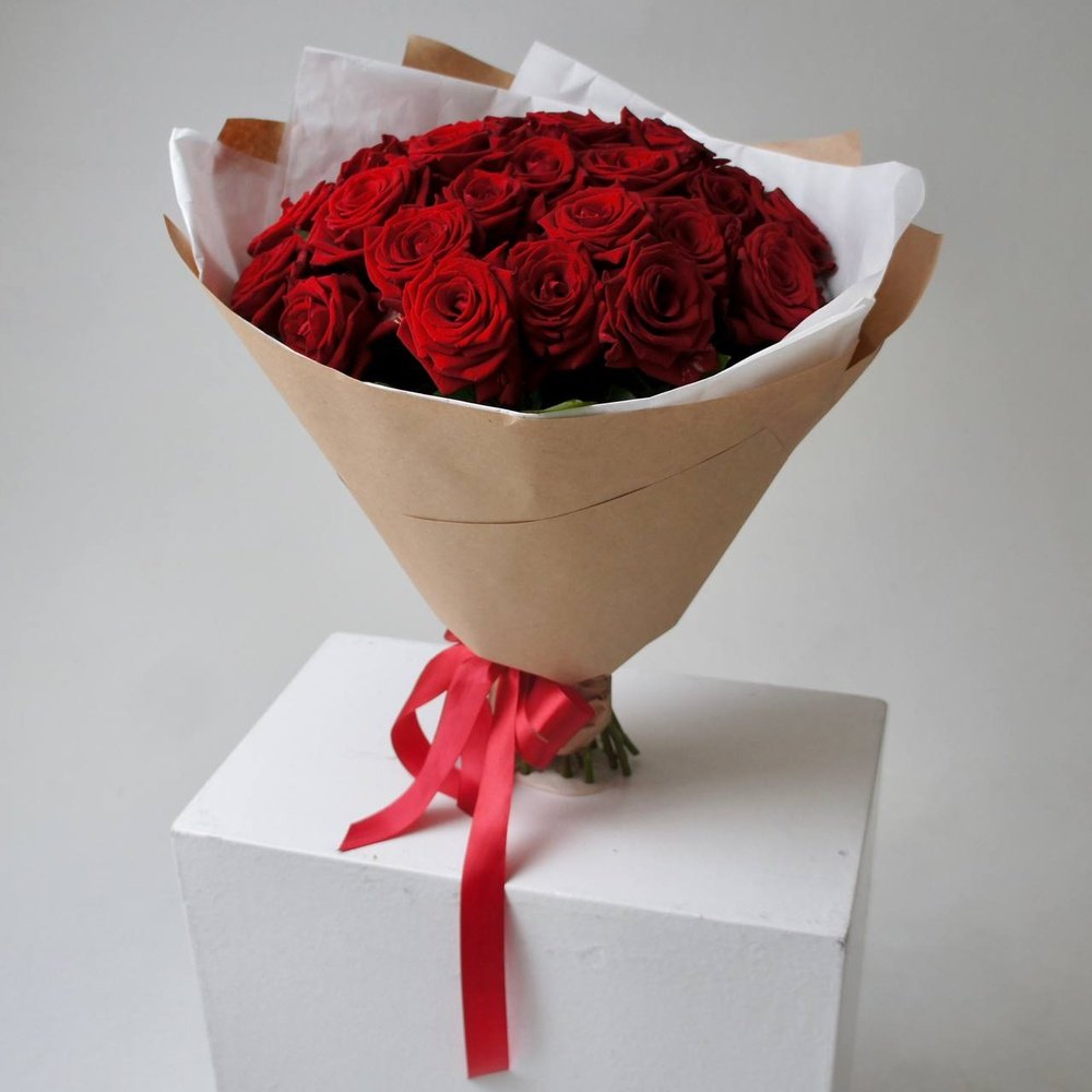 Букет красных роз: 25 цветков с оформлением недорого