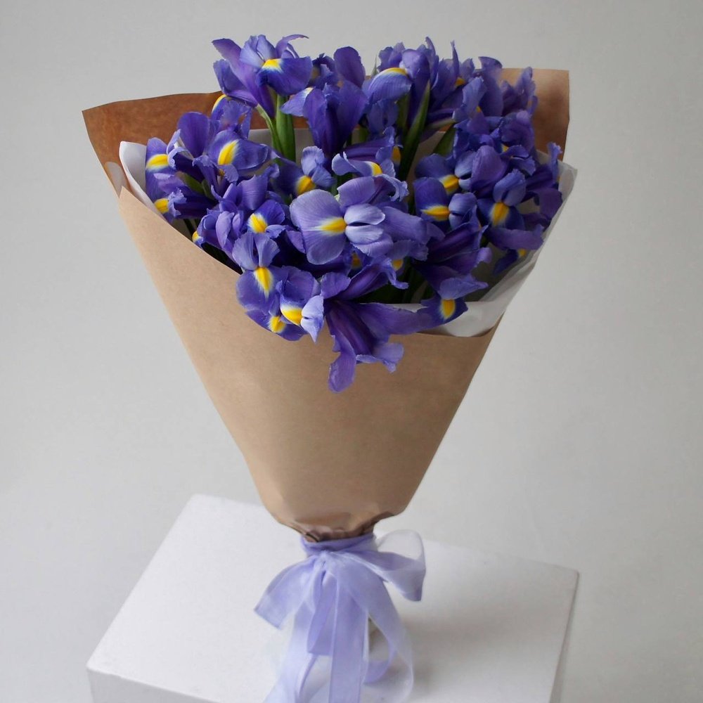 Букет синих ирисов: 15 цветков с оформлением недорого