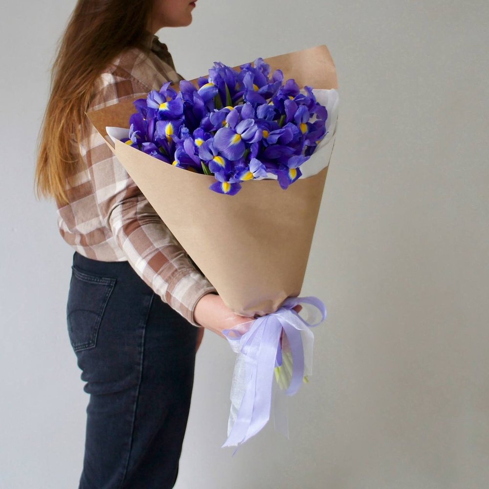 Букет синих ирисов: 15 цветков с оформлением недорого