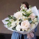 Белоснежное облако: пионовидные розы, ароматная маттиола и другие цветы в Санкт-Петербурге - Фотография 8