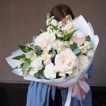 Белоснежное облако: пионовидные розы, ароматная маттиола и другие цветы в Санкт-Петербурге - Фотография 1