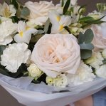 Белоснежное облако: пионовидные розы, ароматная маттиола и другие цветы в Санкт-Петербурге - Фотография 7