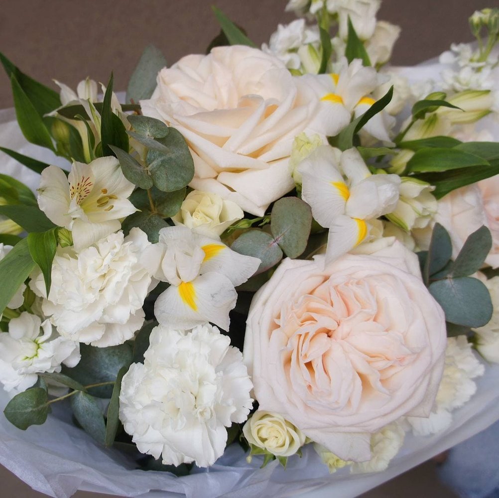 Белоснежное облако: пионовидные розы, ароматная маттиола и другие цветы