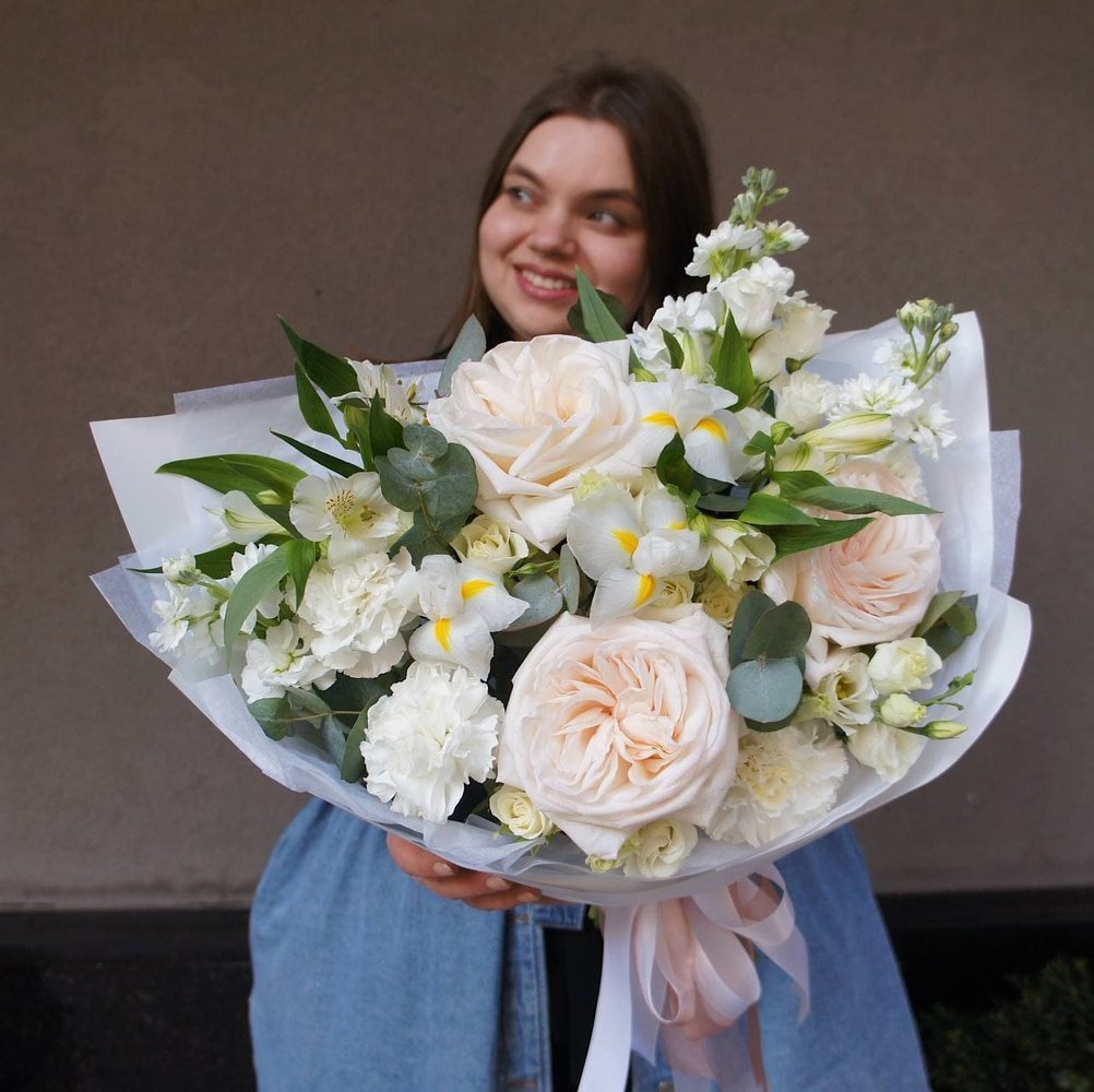 Белоснежное облако: пионовидные розы, ароматная маттиола и другие цветы