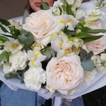 Белоснежное облако: пионовидные розы, ароматная маттиола и другие цветы в Санкт-Петербурге - Фотография 13