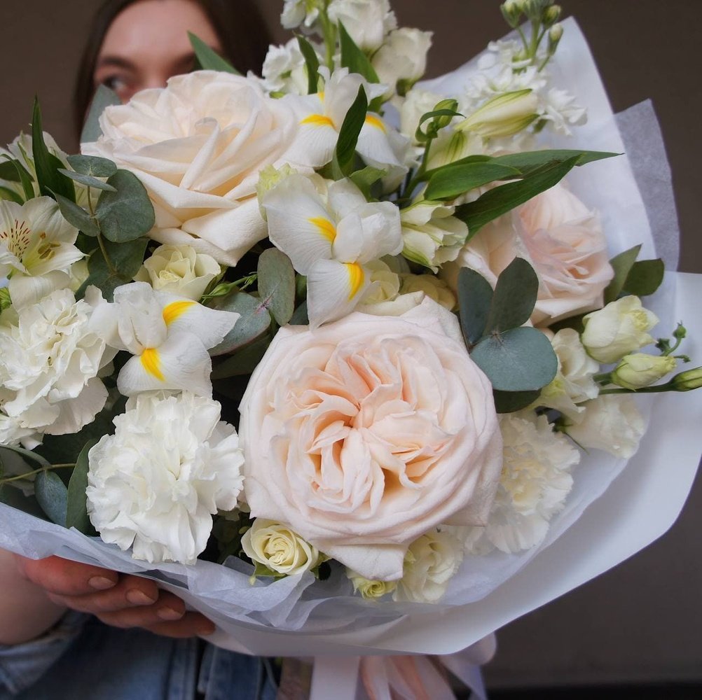 Белоснежное облако: пионовидные розы, ароматная маттиола и другие цветы