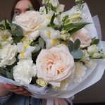 Белоснежное облако: пионовидные розы, ароматная маттиола и другие цветы в Санкт-Петербурге - Фотография 11