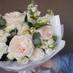 Белоснежное облако: пионовидные розы, ароматная маттиола и другие цветы в Санкт-Петербурге - Фотография 18