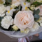 Белоснежное облако: пионовидные розы, ароматная маттиола и другие цветы в Санкт-Петербурге - Фотография 12