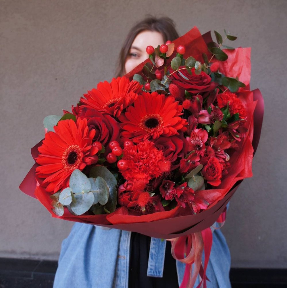 Багровый пик: красные герберы, плоды гиперикума и другие цветы