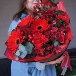 Багровый пик: красные герберы, плоды гиперикума и другие цветы в Санкт-Петербурге - Фотография 8