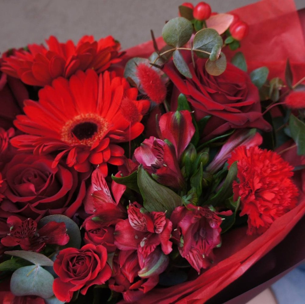 Багровый пик: красные герберы, плоды гиперикума и другие цветы